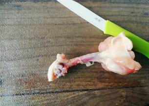 开始改刀成鸡锤的样子，先把关节处切割骨肉分离，再把鸡肉翻面下去，鸡皮在里面，包裹成锤子样