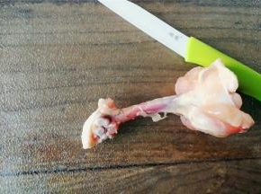 开始改刀成鸡锤的样子，先把关节处切割骨肉分离，再把鸡肉翻面下去，鸡皮在里面，包裹成锤子样