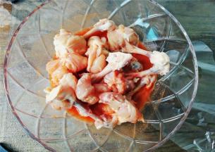 把鸡锤放入腌料里，混合均匀，腌料和鸡锤混合按摩下