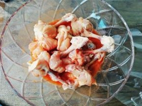 把鸡锤放入腌料里，混合均匀，腌料和鸡锤混合按摩下