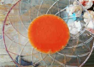 再倒入适量的清水，一般的比例都1：1，融化烤肉料