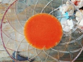 再倒入适量的清水，一般的比例都1：1，融化烤肉料