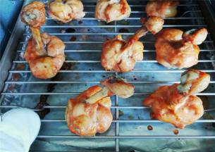 烤制15分钟，刷一次蜂蜜水（蜂蜜+温水），再烤制10分钟刷一次即可