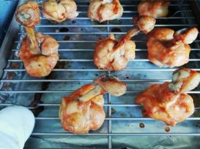 烤制15分钟，刷一次蜂蜜水（蜂蜜+温水），再烤制10分钟刷一次即可