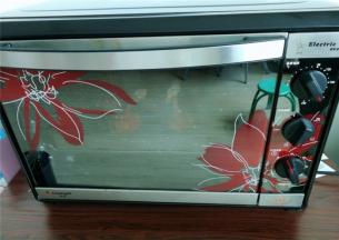 备一个烤盘和烤架，把鸡锤放至在烤架上，烤箱预热200度，把烤盘放至中层，上下火烤制30分钟