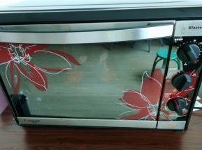 备一个烤盘和烤架，把鸡锤放至在烤架上，烤箱预热200度，把烤盘放至中层，上下火烤制30分钟