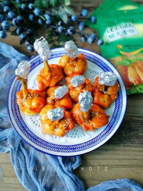 鸡翅根有大小之分，一起烤制选择大小相似， 时间根据食材的多少而增减，掌控好温度避免烤糊。 一顿烧烤不过瘾，就两顿，可以多腌制速冻在那，也是能吃好几顿的。