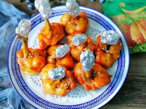 鸡翅根有大小之分，一起烤制选择大小相似， 时间根据食材的多少而增减，掌控好温度避免烤糊。 一顿烧烤不过瘾，就两顿，可以多腌制速冻在那，也是能吃好几顿的。