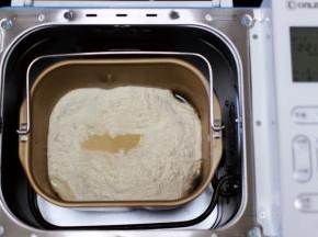 把所有的食材，包括清水都称重后放入面包机里。