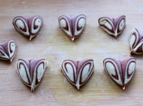 依次做好所有的双色花样馒头。