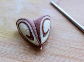 美美哒的可可双色花样馒头就做好了。