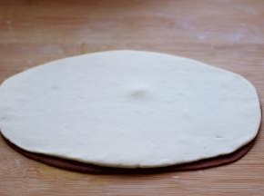 把擀好的两个颜色的面皮叠在一起。