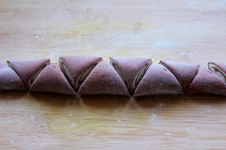 用刀切成三角形，如图。