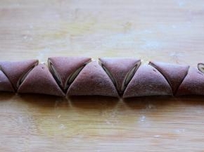 用刀切成三角形，如图。