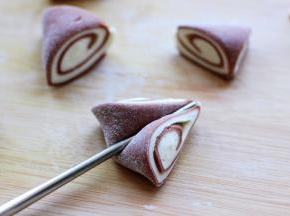 用一根筷子从切好的三角形的形状中间死劲压一下。