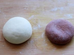 揉匀后，把其中一半面团揉进可可粉。