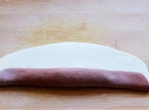 把两个面皮从下面一直卷到上边，记得要卷紧一点哟。