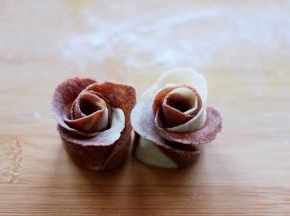 把剩下的边角料做了一个玫瑰花。