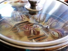 盖上锅盖中火烧开后，继续用大火蒸15分钟后关火，焖5分钟即可。