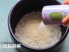鲜米一罐放入电饭煲中，加入一罐清水，用米饭功能焖一锅米饭。
