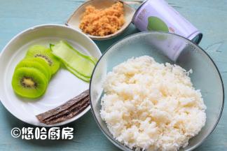 焖好的米饭趁热搅拌盛出，准备一点黄瓜片、猕猴桃去皮切片，还有其他材料一起备好。