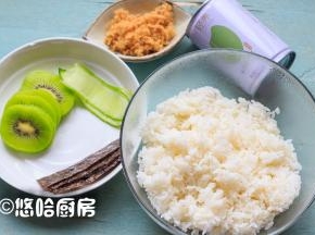 焖好的米饭趁热搅拌盛出，准备一点黄瓜片、猕猴桃去皮切片，还有其他材料一起备好。