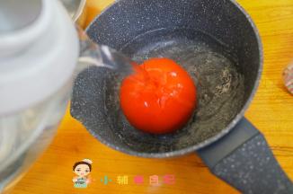 番茄切十字加入热水烫一下这样容易剥皮
