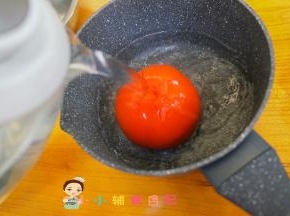 番茄切十字加入热水烫一下这样容易剥皮