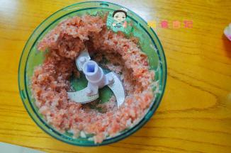 一起切成小颗粒备用