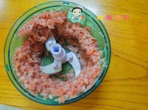 一起切成小颗粒备用