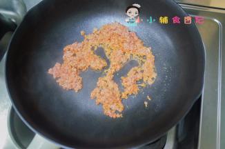锅里加少许油加入番茄肉末翻炒一下