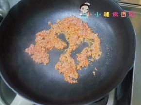 锅里加少许油加入番茄肉末翻炒一下