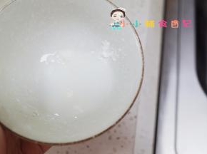 玉米淀粉+适量水拌匀
6、