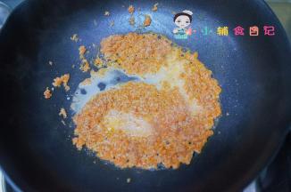 番茄煮烂加入玉米淀粉勾芡
7、