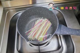 冷水加入40g果蔬面
8、