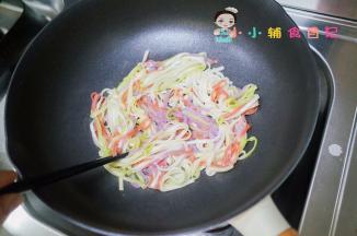 锅里加一点油将面条平铺在锅里