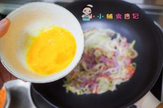 倒入蛋液将面条全部包住