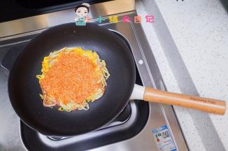 涂上番茄肉末酱