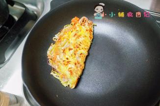 将面条对折后盛出切块即可