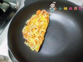 将面条对折后盛出切块即可