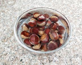 把新鲜的栗子放入水中搓洗干净