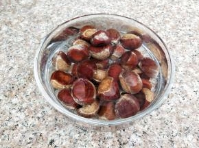 把新鲜的栗子放入水中搓洗干净
