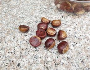 平摊放在案板上，晾干