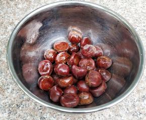 再把板栗放入碗中，加入一勺的油，晃动碗，让它均匀的裹上一层油，为什么加油呢？答:可以防止板栗烤糊