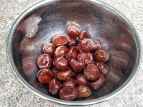 再把板栗放入碗中，加入一勺的油，晃动碗，让它均匀的裹上一层油，为什么加油呢？答:可以防止板栗烤糊