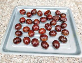 把板栗放入烤盘里，开口的地方朝上，预热好180°的烤箱中层，上下火烘烤25分钟