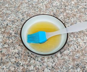 烤制的时候我们把蜂蜜还有温水混合均匀