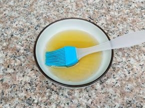 烤制的时候我们把蜂蜜还有温水混合均匀