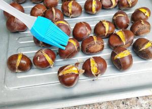 烤到20分钟的时候出现了裂口，然后把烤盘取出来，用刷子在裂口的地方刷上一层蜂蜜水，这样烤出来的色泽会更漂亮