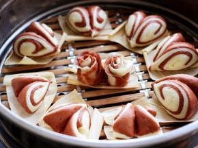 美美哒的可可双色花样馒头就完美出锅咯。